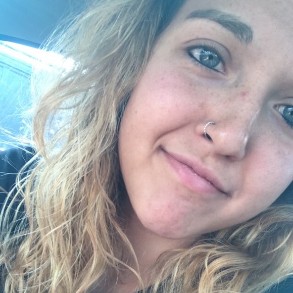 Profile Picture of Desirae Kramer (@dezkramer) on Poshmark