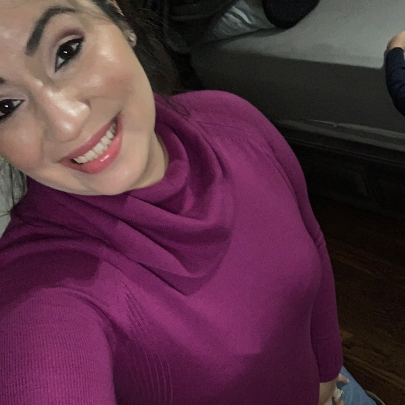 Profile Picture of Claudia Lomas (@claudialomas) on Poshmark