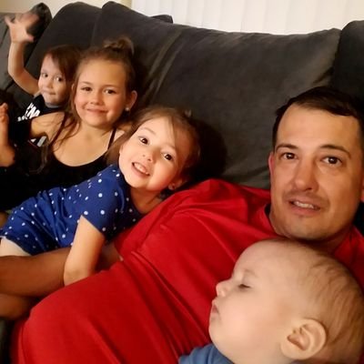 Profile Picture of Nate Leal (@mykidsr_thebest) on Twitter