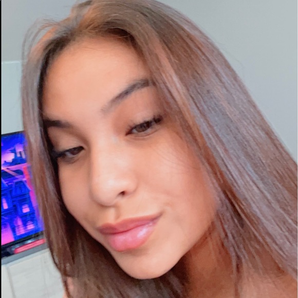 Profile Picture of Daniela Davis (@danielajdavis5) on Poshmark