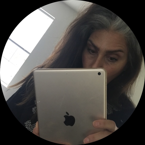 Profile Picture of Vivian Zeh (@vivianzeh) on Poshmark