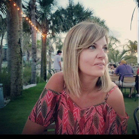 Profile Picture of Rebecca Hansen (@rhansen153) on Poshmark