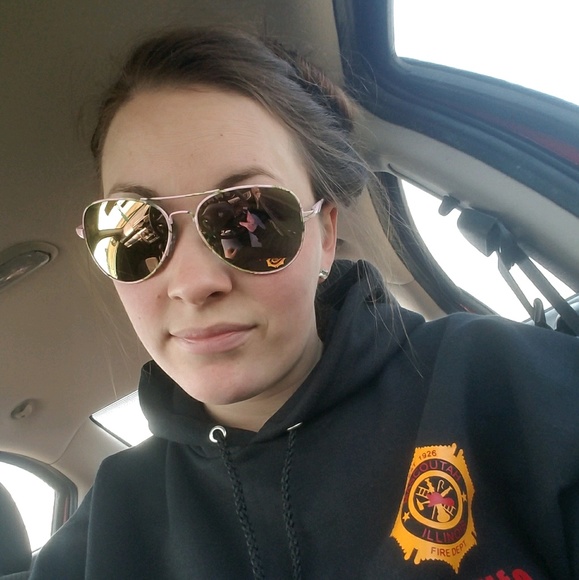 Profile Picture of Alisha Wiscombe (@leishmarie1) on Poshmark