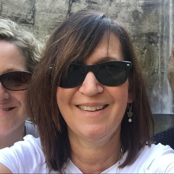 Profile Picture of Lisa Ferranti (@lferranti) on Poshmark