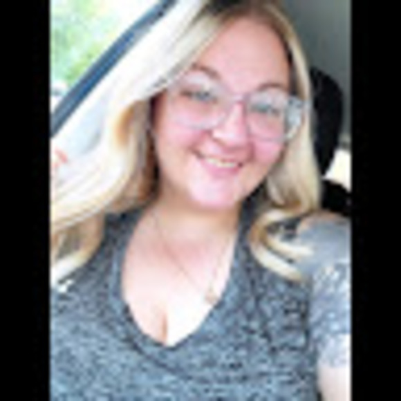 Profile Picture of Miranda Guzewicz (@mirandaguzewicz) on Poshmark