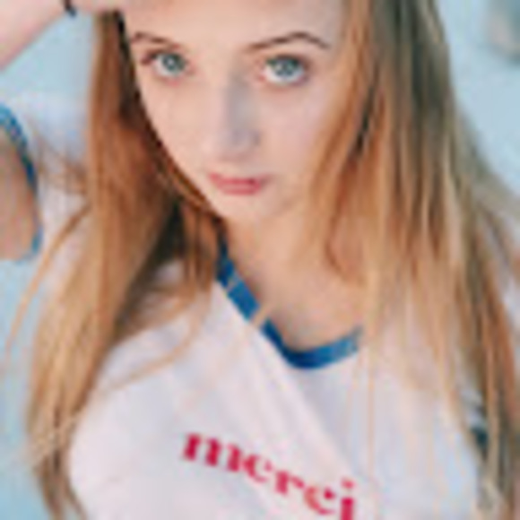 Profile Picture of Blue Sitten (@bluesitten) on Poshmark