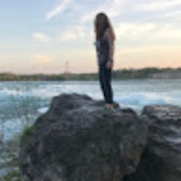 Profile Picture of Becky Trifilo (@beckytrifilo) on Poshmark