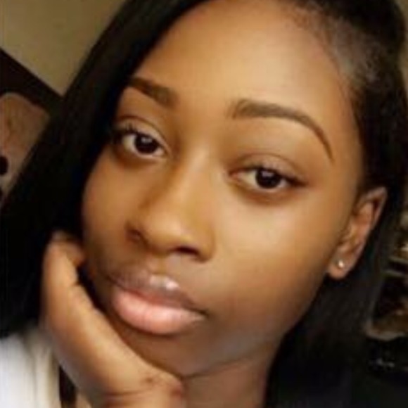 Profile Picture of Clarnece Cutliff (@clarnece) on Poshmark