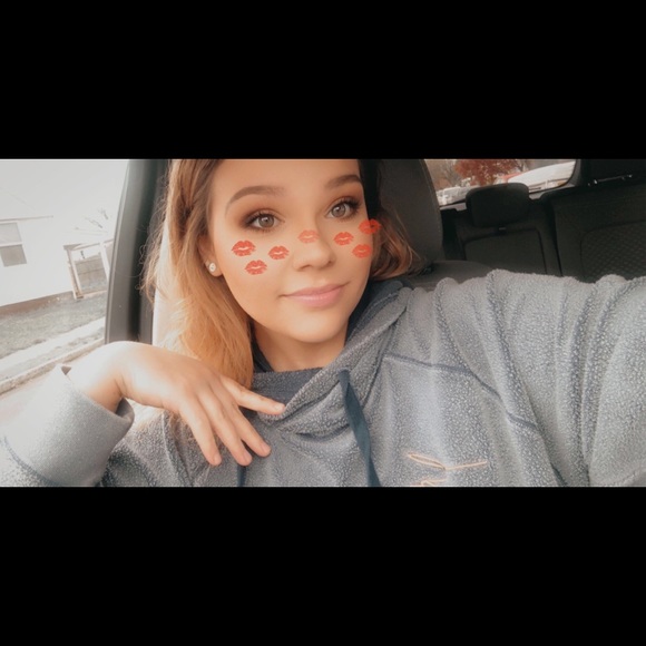 Profile Picture of Alyssa Wanish (@alyssawanish) on Poshmark