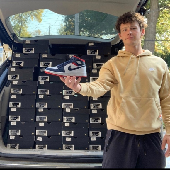 Profile Picture of Daniel Silva (@dannysilvass) on Poshmark