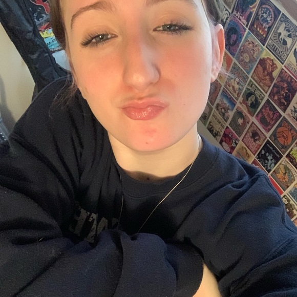 Profile Picture of Brianne Larson (@briannelarso616) on Poshmark