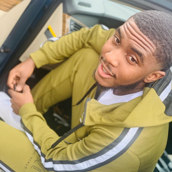 Profile Picture of Malik Hashim (@liqqo23) on Poshmark