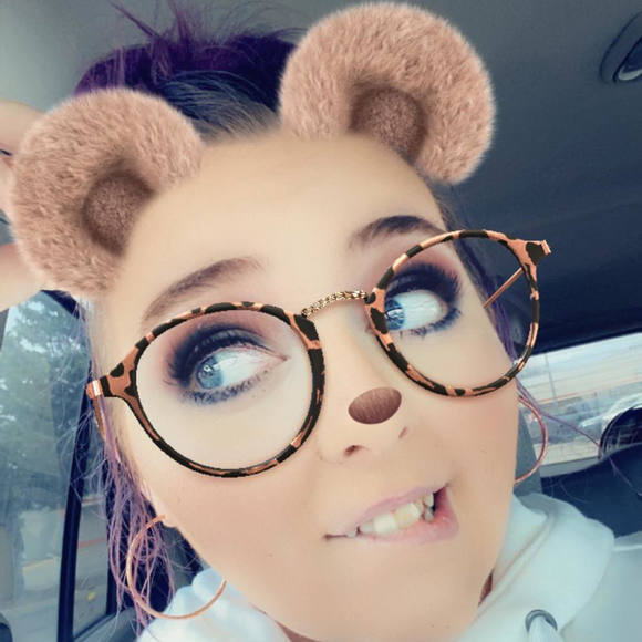 Profile Picture of Danielle Thorne (@glitterbear22) on Poshmark