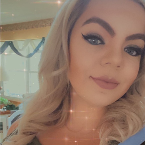 Profile Picture of Jessica Hujar (@jessicahujar) on Poshmark