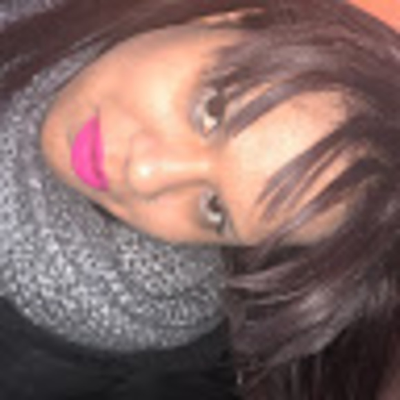 Profile Picture of Alondra Thomas-velarde (@alondrathoma824) on Poshmark