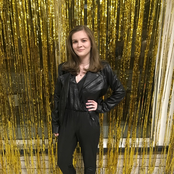 Profile Picture of Hallie Schiavo (@halwaffle) on Poshmark