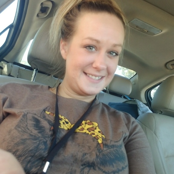 Profile Picture of Lauren Milam (@lauren_milam818) on Poshmark