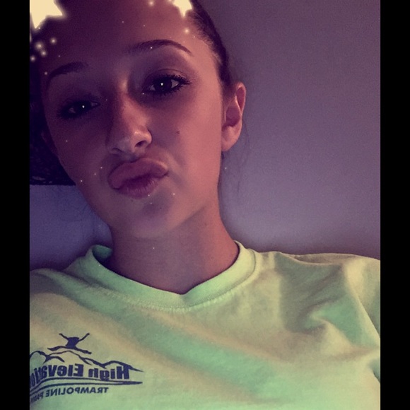 Profile Picture of Julianna Borgia (@juliannaborgia_) on Poshmark