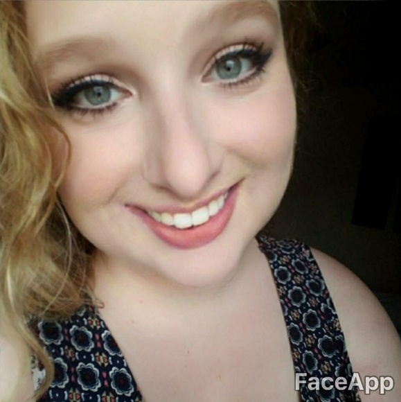 Profile Picture of Amelia Kimble (@ameliarose26) on Poshmark