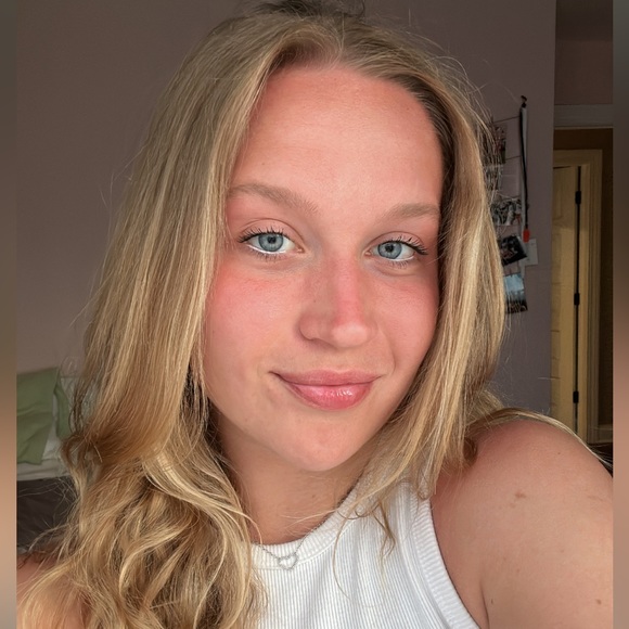 Alexandra Andrejczuk - Poshmark Profile Picture of Alexandra Andrejczuk (@aandrejczuk) on Poshmark