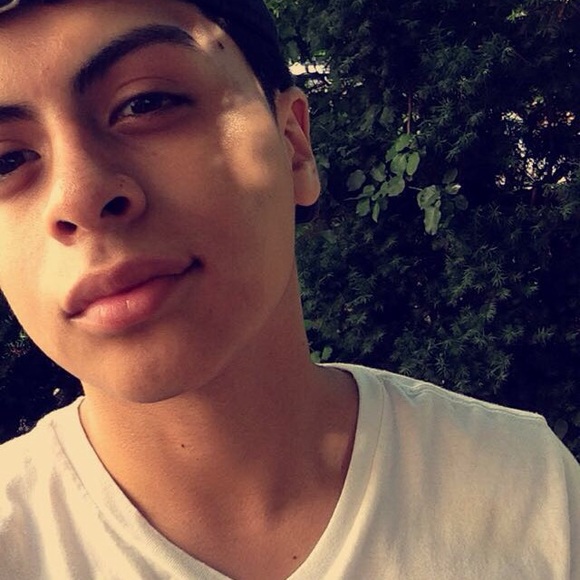 Profile Picture of Alex Palacios (@alex1198) on Poshmark