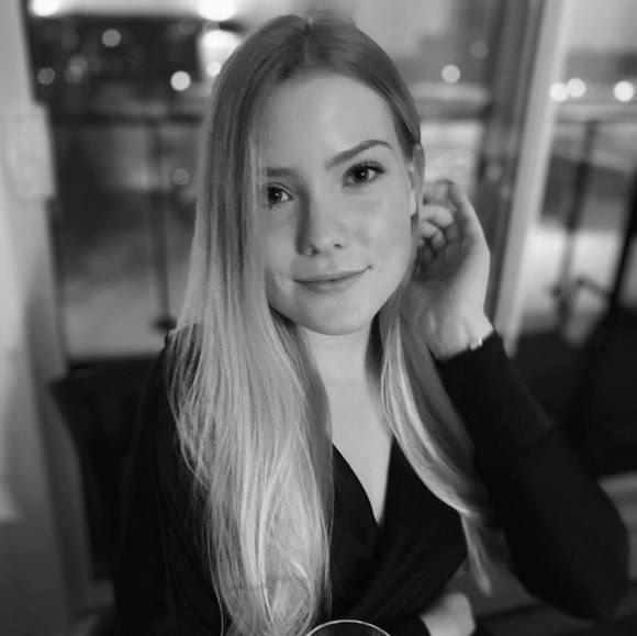 Profile Picture of Larissa Paulasto (@larissapaulasto) on Poshmark