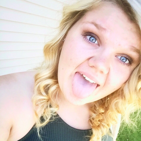 Profile Picture of Sidney Oetjen (@sidneyoetjen) on Poshmark