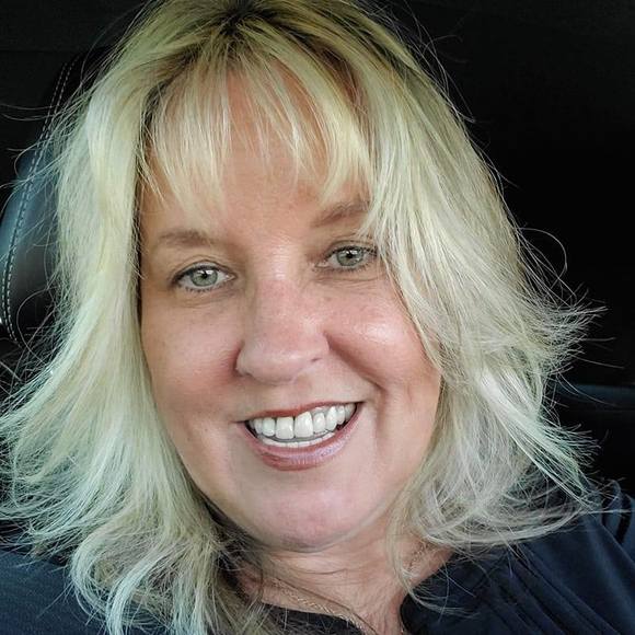 Profile Picture of Gena Thomas (@genajanet) on Poshmark