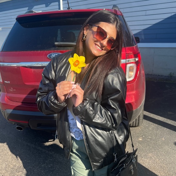 Profile Picture of Hannah Helak (@violettasthrift) on Poshmark