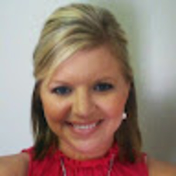 Profile Picture of Aubrana Peterman (@aubranapeterman) on Poshmark
