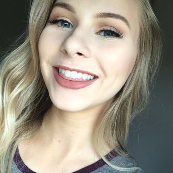 Profile Picture of Sydney Ehlinger (@sydneyehlinger) on Poshmark