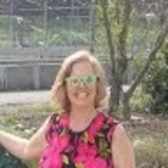 Profile Picture of Michelle Casky (@michellecasky) on Poshmark