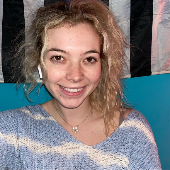 Profile Picture of Kayla Stebbing (@kaylastebbing) on Poshmark