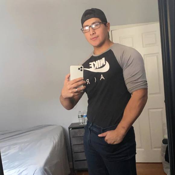 Profile Picture of Eric Cabrera (@ericcabrera) on Poshmark