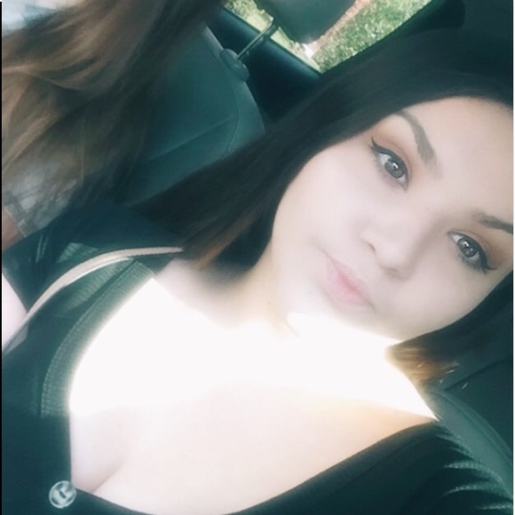 Profile Picture of Hali Fierst (@halimarie97) on Poshmark