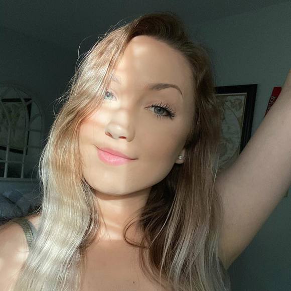 Michelle Deschamps - Poshmark Profile Picture of Michelle Deschamps (@mdesch98) on Poshmark