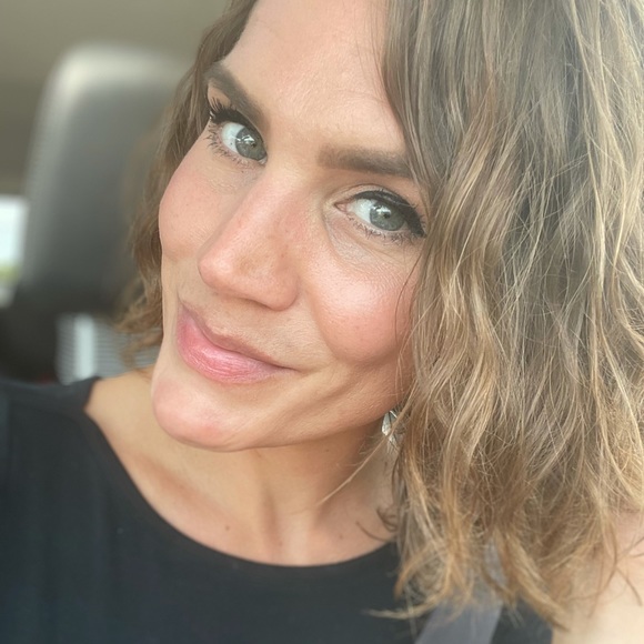 Profile Picture of Amanda Findlay (@amandafins) on Poshmark