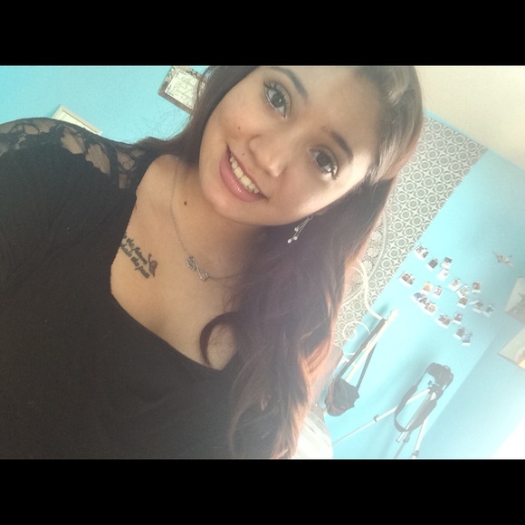 Profile Picture of Roxy Romero (@roxy_love15) on Poshmark