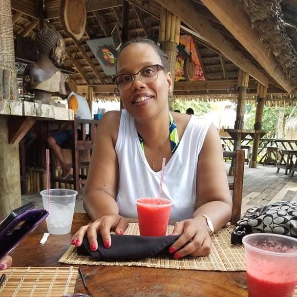 Profile Picture of Atina Moten (@bugzee1270) on Poshmark