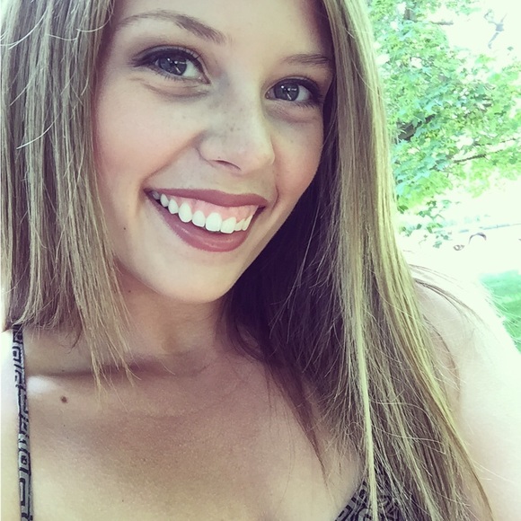 Profile Picture of Taylor Heppner (@theppner) on Poshmark