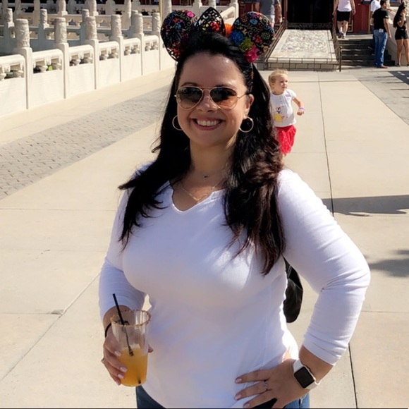 Profile Picture of Veronica Tomas (@veronica_tomas) on Poshmark