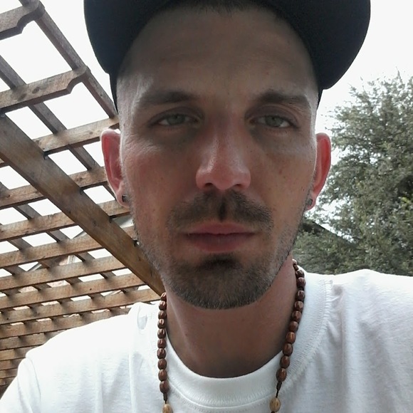 Profile Picture of Robert Abbott (@robertabbott) on Poshmark