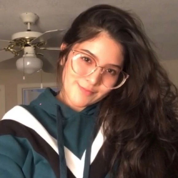 Profile Picture of Paulina Gibbons (@gibbonspaulina) on Poshmark