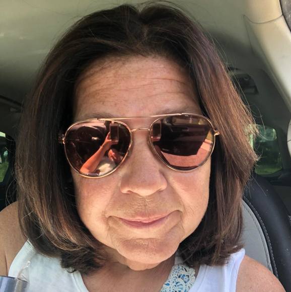 Profile Picture of Lori Thomas (@lorithomas487) on Poshmark