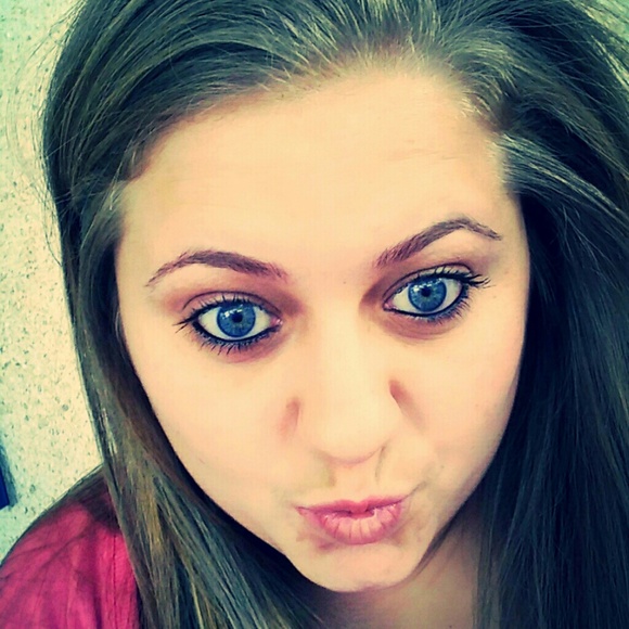 Profile Picture of Megan Holthouse (@mholthouse) on Poshmark
