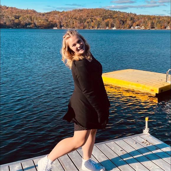 Profile Picture of Samantha Mclaughlin (@samanthamcla445) on Poshmark