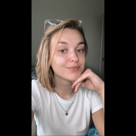 Profile Picture of Lauryn Wessely (@laurynwessely) on Poshmark