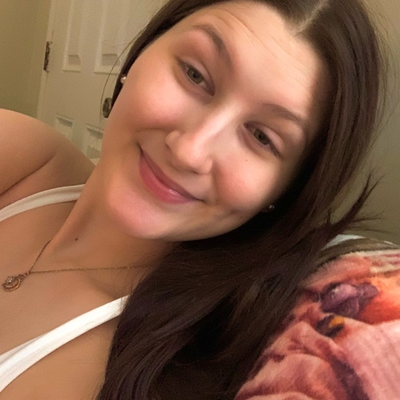 Profile Picture of Kinsley Kalbaugh (@kinsleykalbaugh) on Poshmark