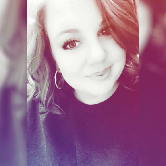 Cassie Keenan - Poshmark Profile Picture of Cassie Keenan (@keenamc) on Poshmark