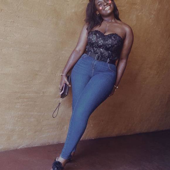 Profile Picture of Chelsea Apenteng (@shelllllc) on Poshmark